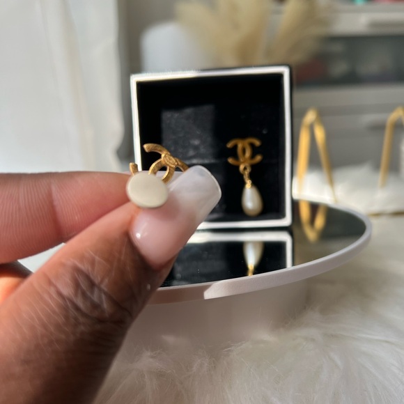 EUC~ CHANEL Vintage Clip-on Pearl Drop Earrings w/ COA 😍 - Picture 7 of 12